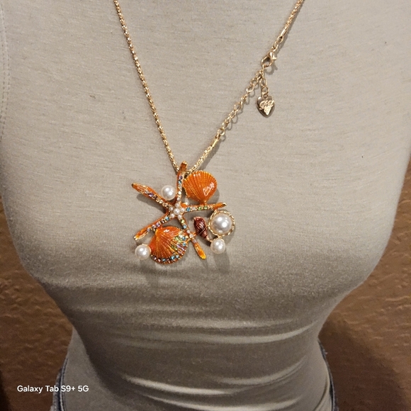 ORANGE STARFISH STATEMENT NECKLACE - Picture 3 of 3